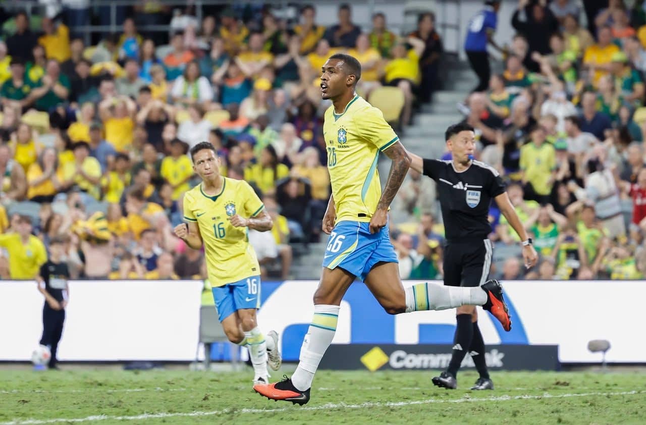 Rayan em campo com a camisa da seleção brasileira após o gol
