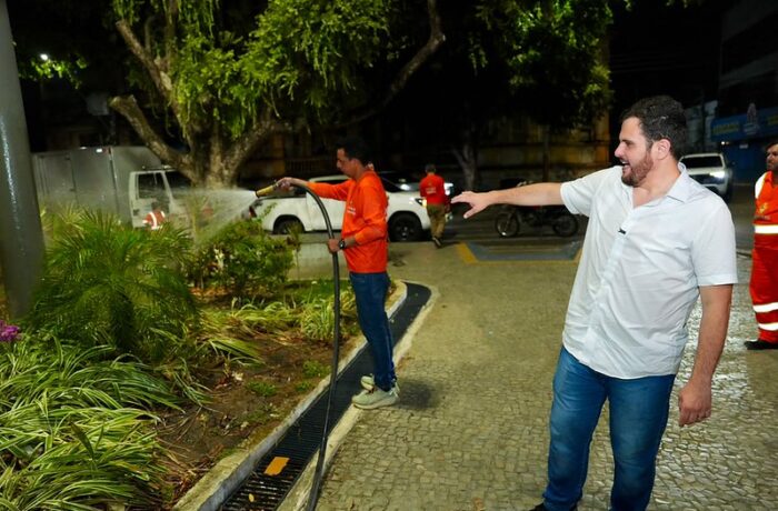 Serviço de irrigação em área verde de Manaus durante a madrugada