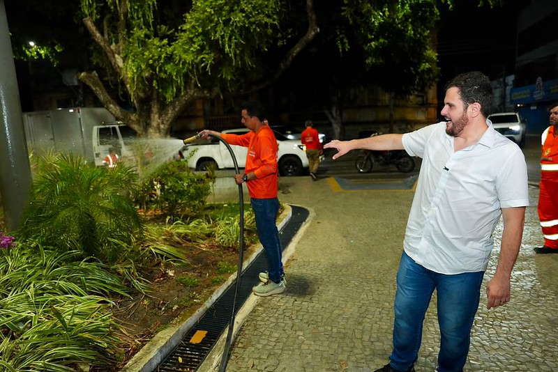Serviço de irrigação em área verde de Manaus durante a madrugada