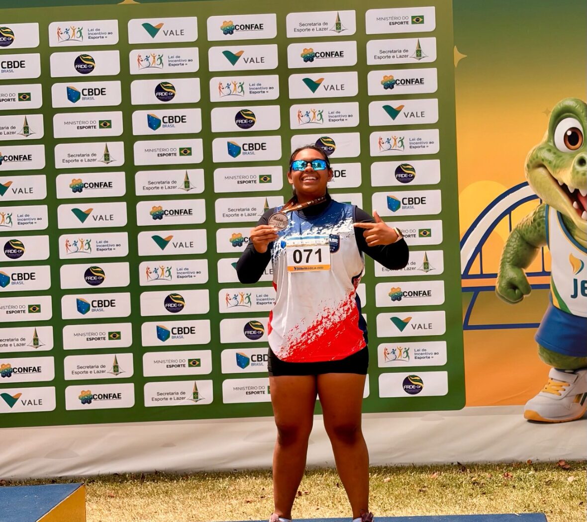 Atleta com medalha nos Jogos Escolares Brasileiros