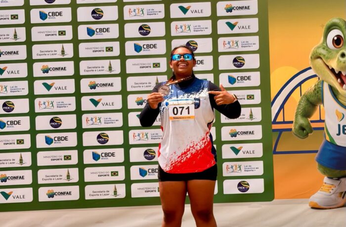 Atleta com medalha nos Jogos Escolares Brasileiros