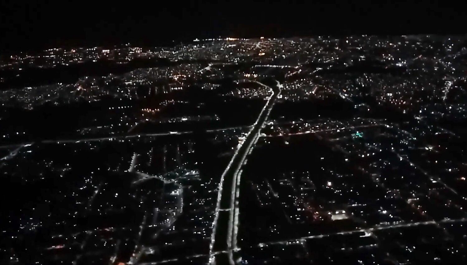 Vista aérea de Manaus iluminada à noite, fotografada em 2017