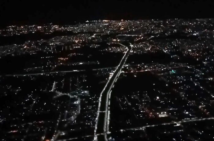 Vista aérea de Manaus iluminada à noite, fotografada em 2017