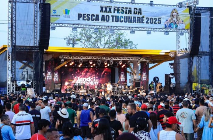 Público e palco da Festa da Pesca ao Tucunaré em Nhamundá, na edição de 2025