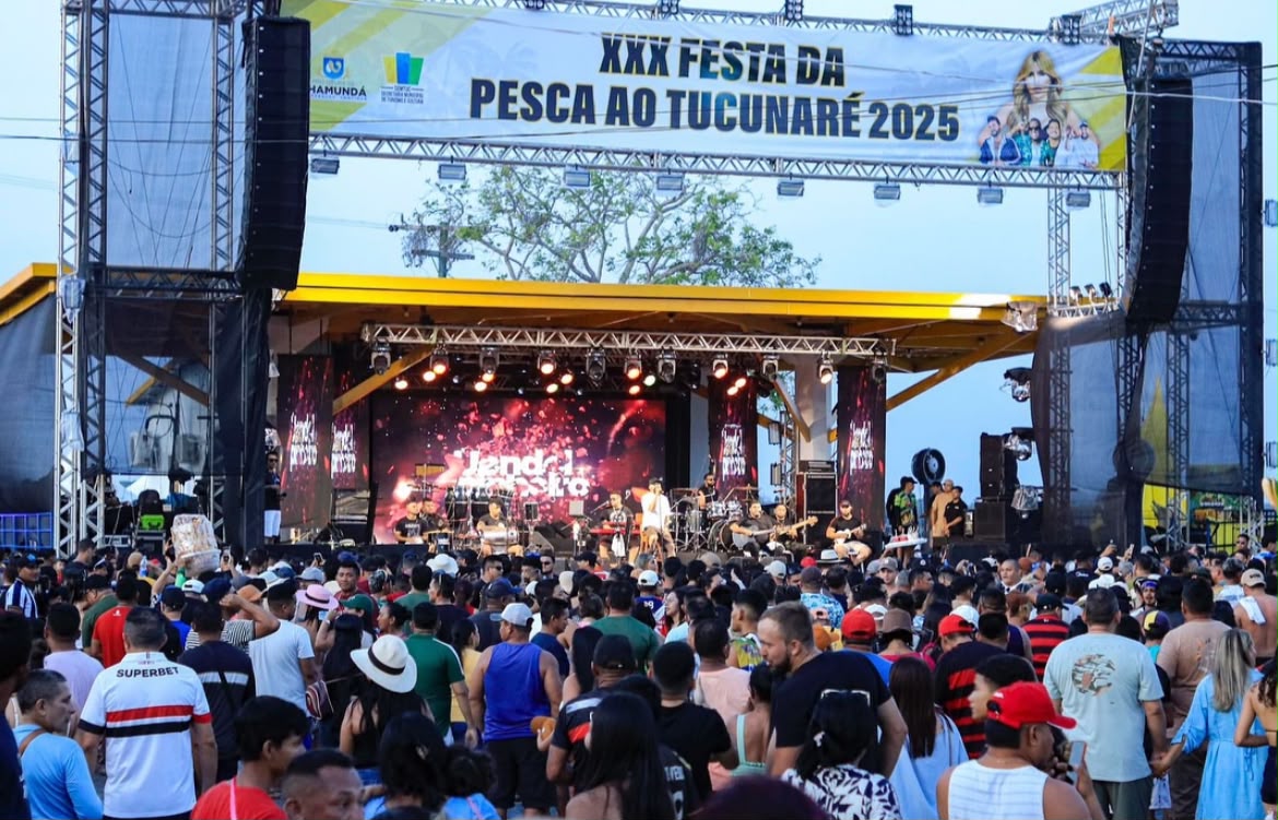 Público e palco da Festa da Pesca ao Tucunaré em Nhamundá, na edição de 2025