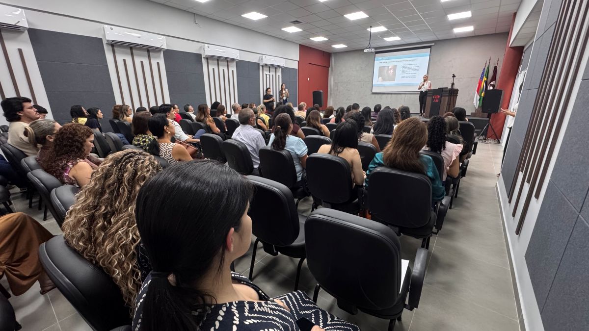 Apresentação do projeto Sorria Ycamiabas em auditório