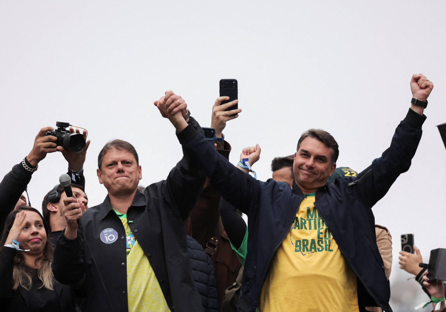 Tarcísio grava com Flávio e diz querer ver Bolsonaro subir a rampa do Planalto com o filho