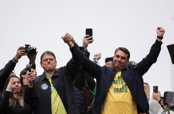 Tarcísio grava com Flávio e diz querer ver Bolsonaro subir a rampa do Planalto com o filho