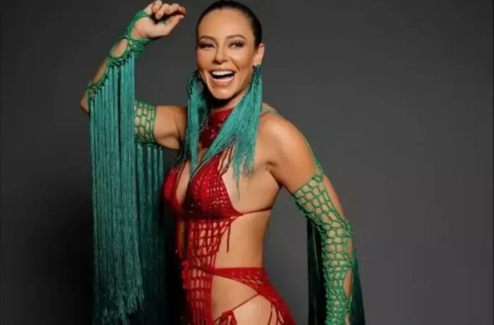 Paolla Oliveira durante apresentação de samba.