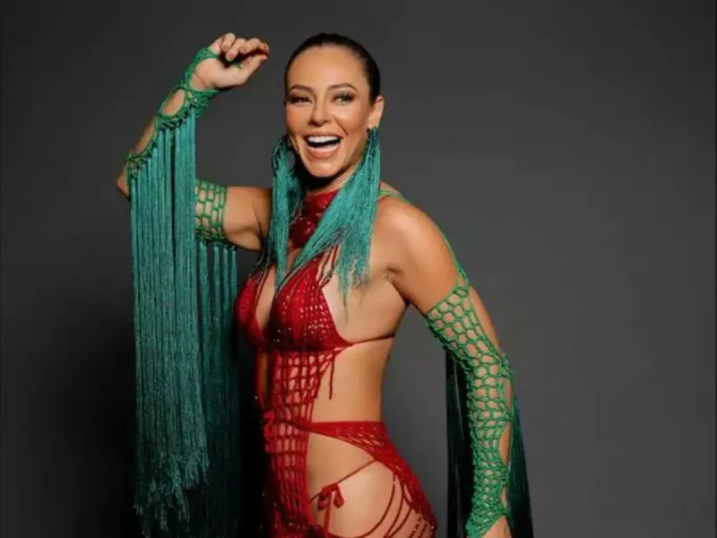Paolla Oliveira durante apresentação de samba.