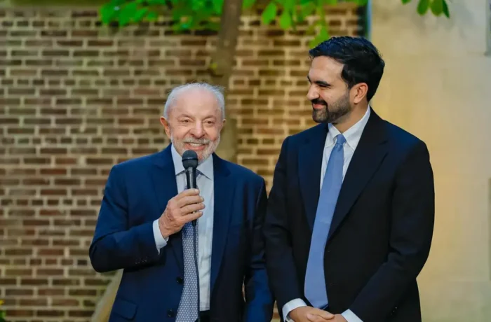 Lula ao lado do prefeito de Nova York durante pronunciamento.