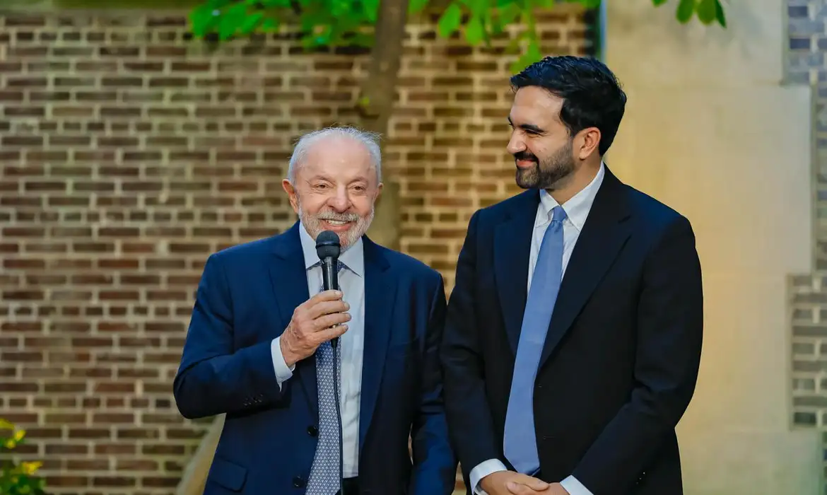 Lula ao lado do prefeito de Nova York durante pronunciamento.