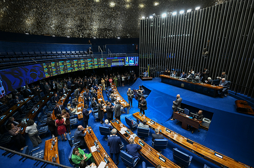 Vista do plenário do Senado Federal durante sessão, com parlamentares e a Mesa ao fundo.