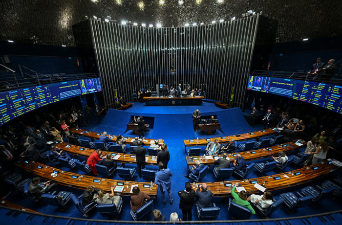 Senadores reunidos junto à Mesa do plenário do Senado Federal.