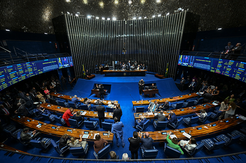 Senadores reunidos junto à Mesa do plenário do Senado Federal.