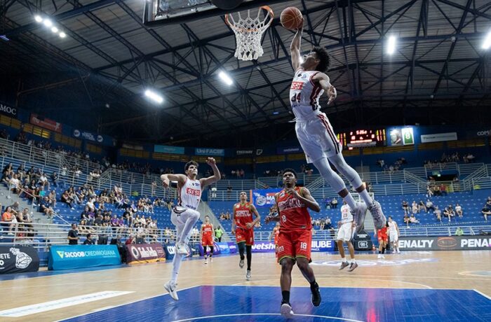 Jogador de basquete de Franca próximo à cesta durante partida no ginásio Pedrocão.