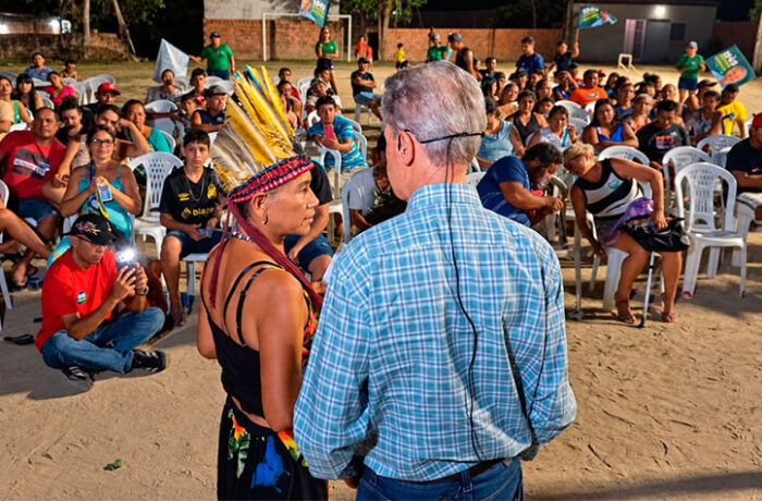 Arthur Virgílio Neto fala a moradores na comunidade Santa Inês, em Manaus.