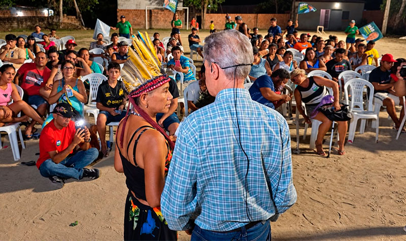 Arthur Virgílio Neto fala a moradores na comunidade Santa Inês, em Manaus.