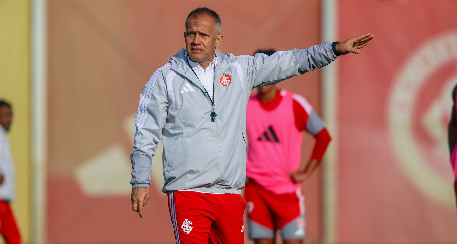 Eduardo Baptista à beira do campo.