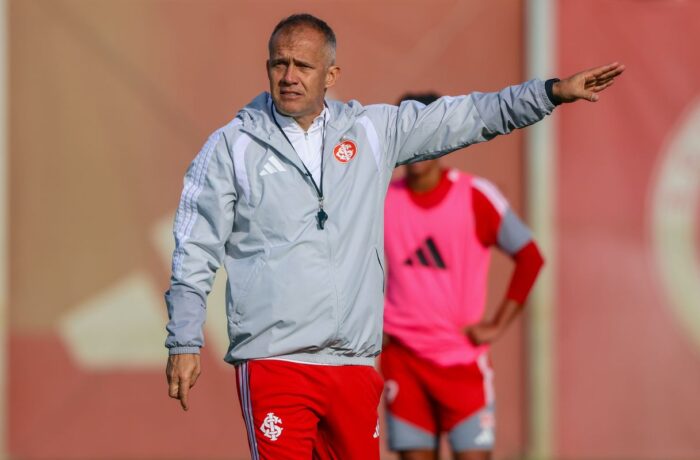 Eduardo Baptista à beira do campo.