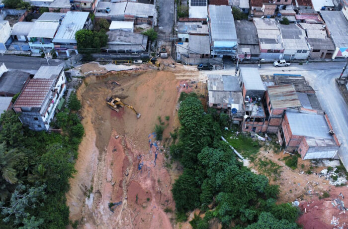 Casas atingidas por desabamento em Manaus em 2023