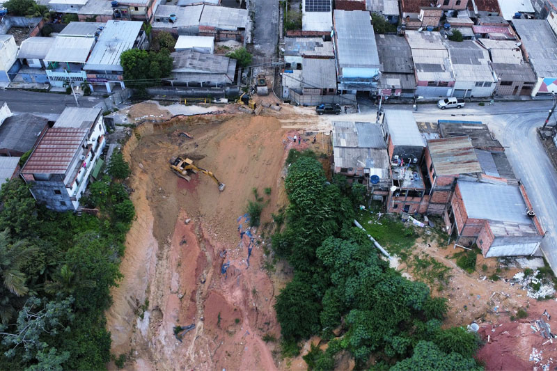 Casas atingidas por desabamento em Manaus em 2023