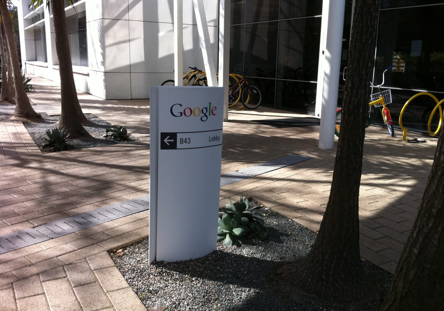 Fachada de um edifício do campus do Google em Mountain View, com placa da empresa.