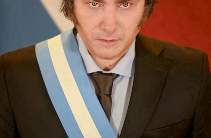 Javier Milei em retrato oficial, com a faixa presidencial argentina.