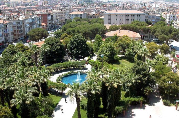 Parque e edifícios no centro de Turgutlu, na província turca de Manisa.