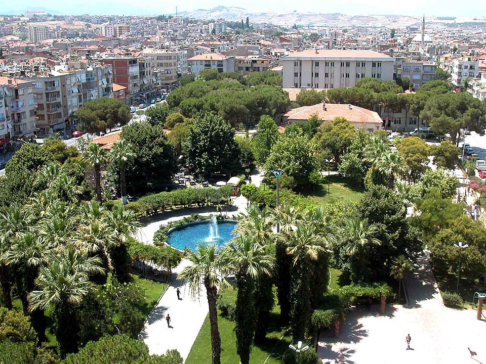 Parque e edifícios no centro de Turgutlu, na província turca de Manisa.